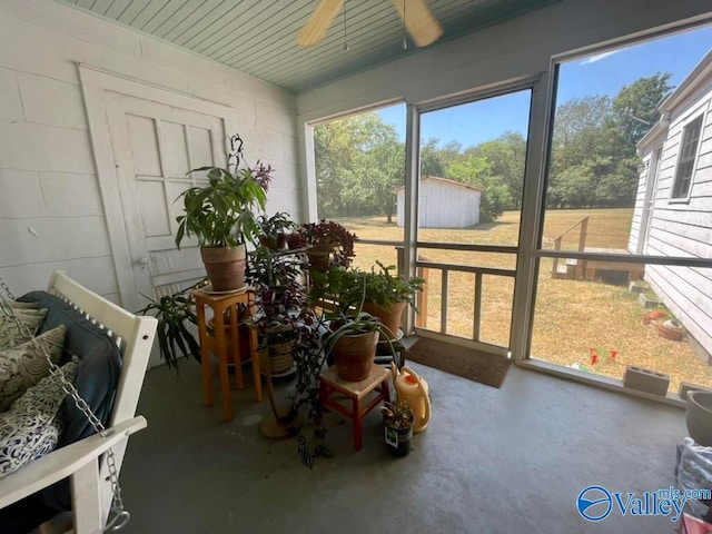 sunroom with ceiling fan