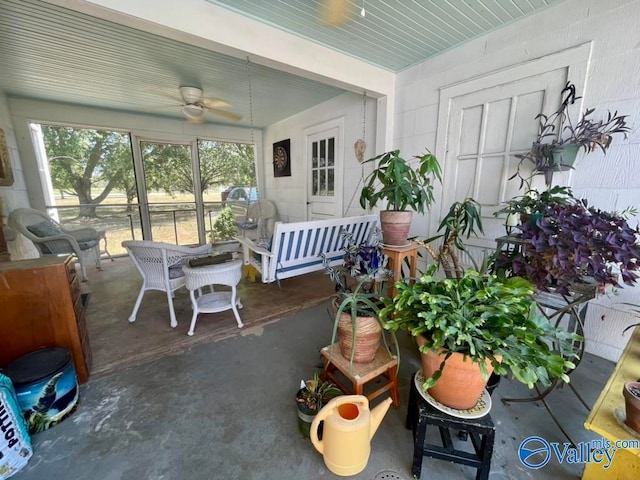 sunroom / solarium featuring ceiling fan