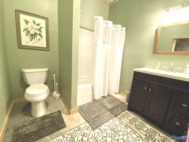 full bathroom featuring shower / bath combo with shower curtain, toilet, and vanity