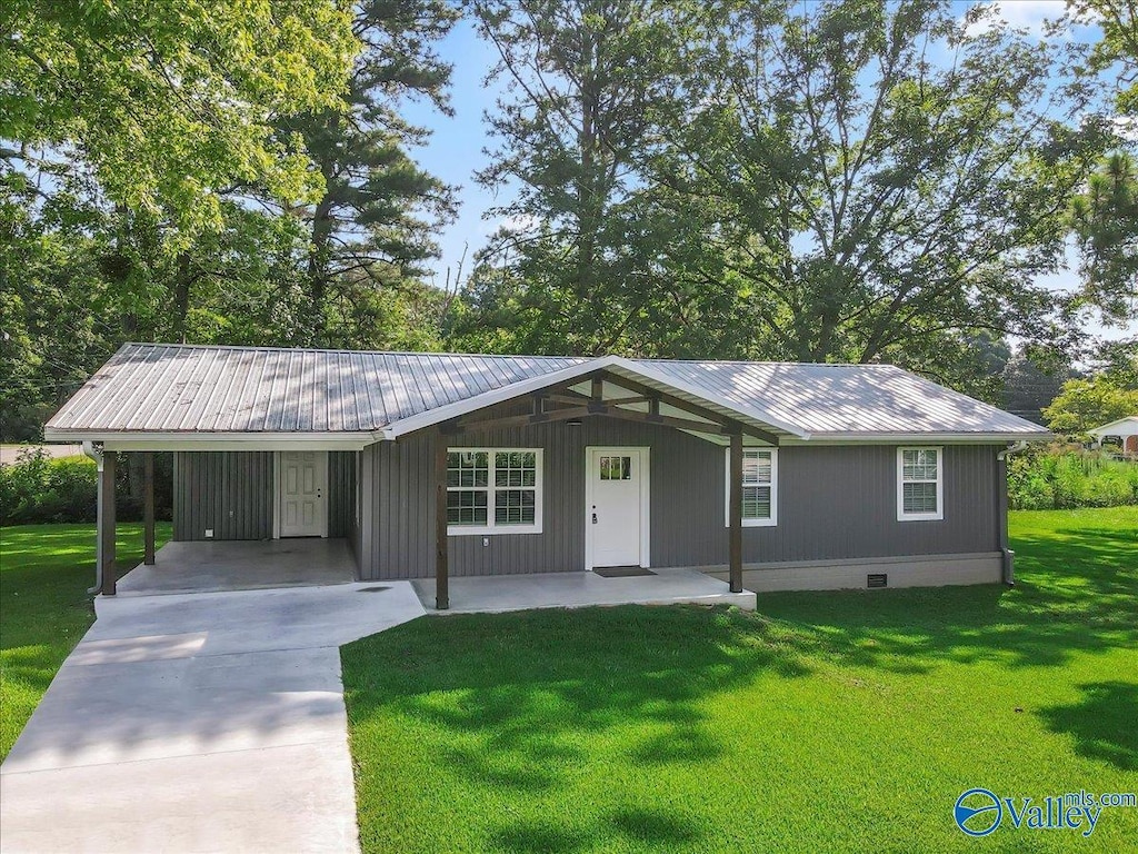 single story home featuring a carport, covered porch, and a front yard