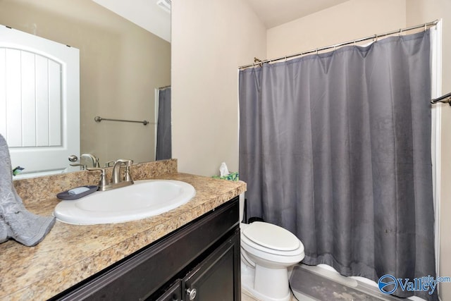 bathroom with toilet, a shower with shower curtain, and vanity