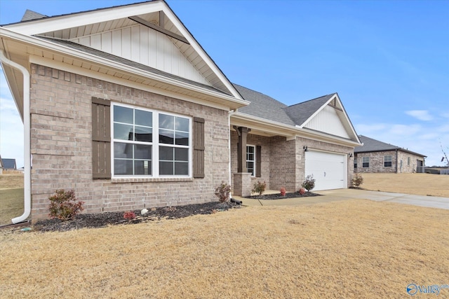 view of front of property featuring a front lawn and a garage