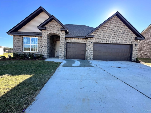 view of front facade featuring a front yard and a garage