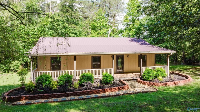 view of front facade featuring a porch and a front yard