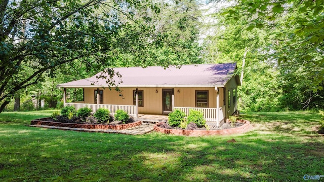 ranch-style home featuring a front yard and covered porch