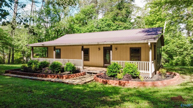 ranch-style home with a porch and a front yard