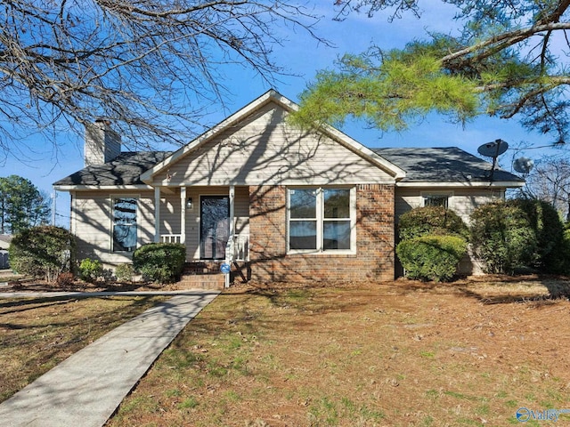 view of front of house featuring a front lawn