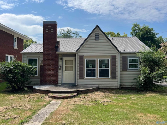 view of front of house featuring a front lawn