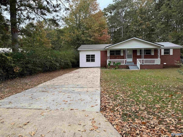 view of front of property featuring a front yard and covered porch