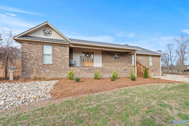 ranch-style house featuring a front lawn and a porch