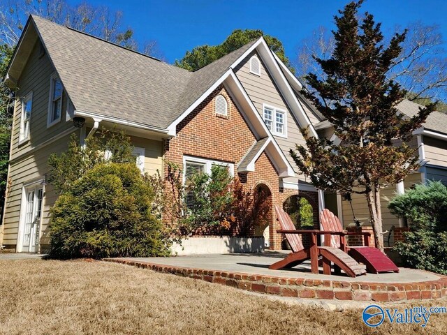 view of front of house with a front yard