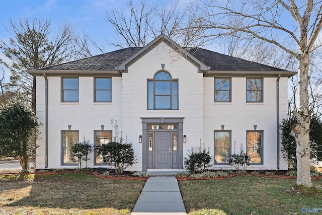 view of front of property featuring a front lawn