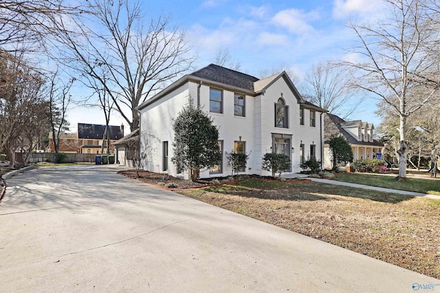 view of front of house featuring a front lawn