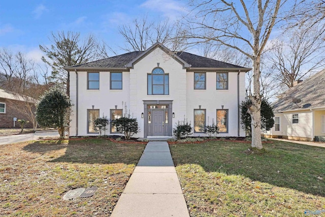 view of front of property featuring a front lawn