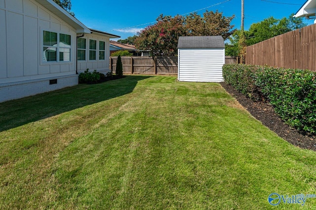 view of yard with a storage unit