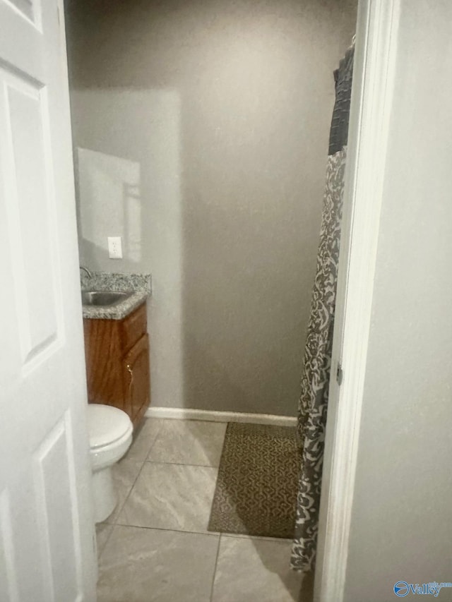 173 N Seneca Dr, Trinity, AL 35673 - full bath featuring vanity, toilet, tile patterned floors, baseboards, and curtained shower