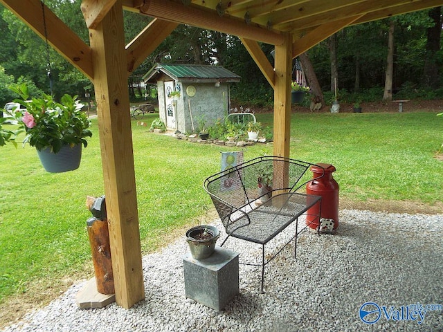 view of yard featuring a storage unit