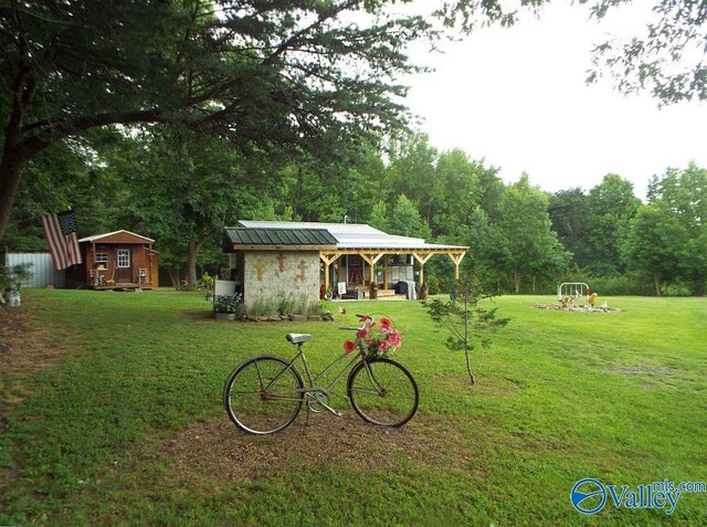 view of yard featuring an outbuilding