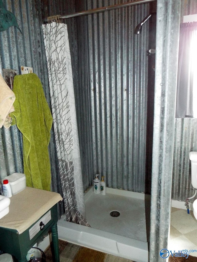 bathroom featuring a shower with shower curtain and toilet