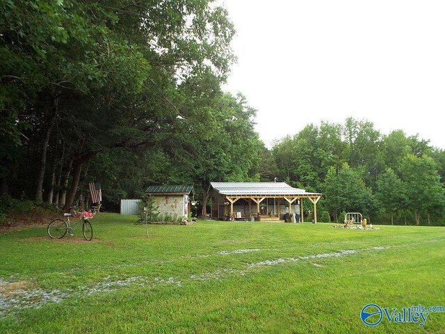 view of yard featuring an outdoor structure