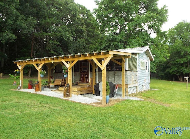 view of horse barn featuring a lawn