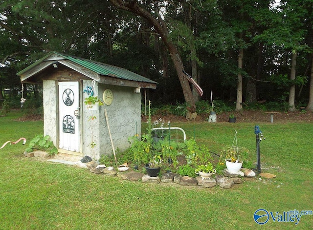 view of outdoor structure with a yard