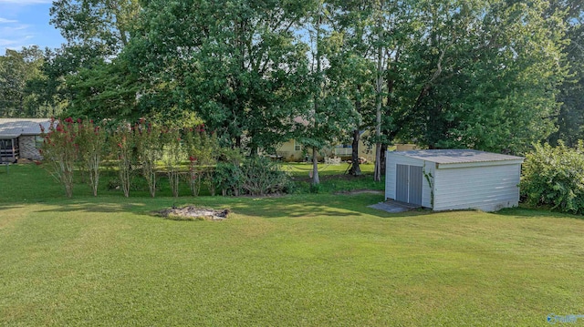 view of yard with a storage shed