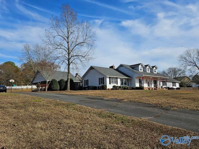 view of front of house featuring a front lawn