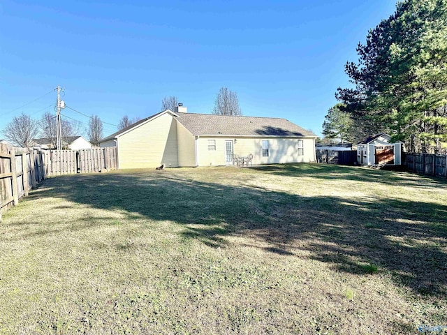 view of yard with a storage unit