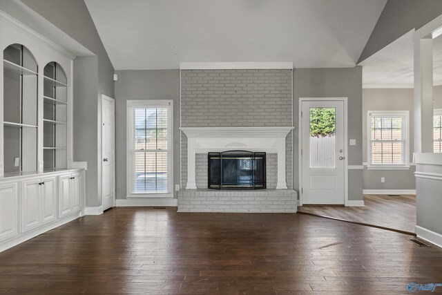 living room with an inviting chandelier, dark hardwood / wood-style floors, ornamental molding, and sink