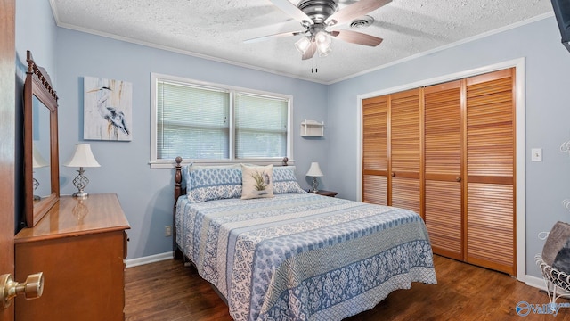 bedroom featuring a closet, wood finished floors, ornamental molding, a textured ceiling, and ceiling fan