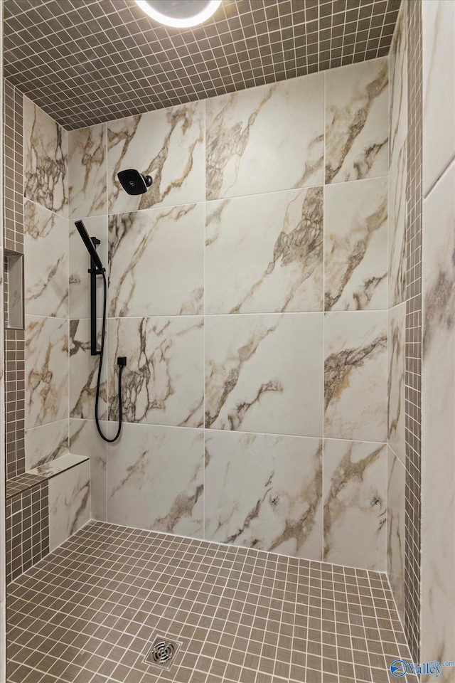 bathroom featuring a tile shower