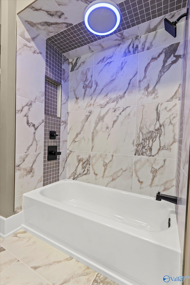 bathroom with tiled shower / bath combo