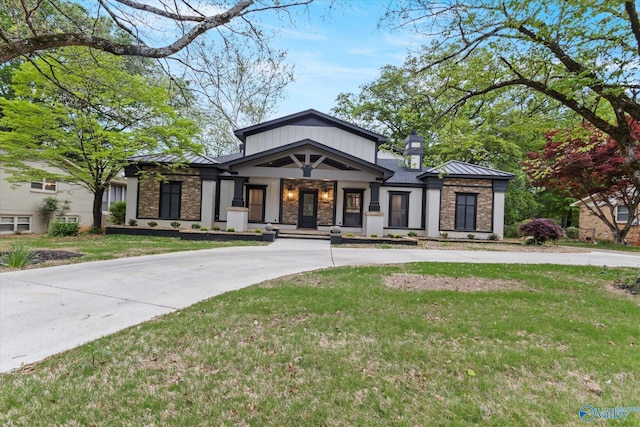 view of front of home featuring a front lawn