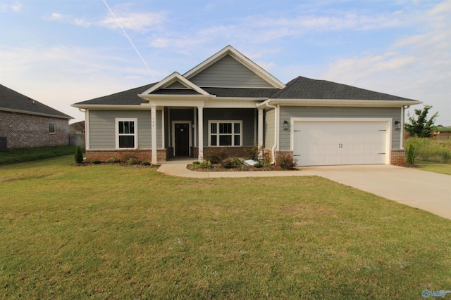 craftsman house featuring a garage and a front lawn