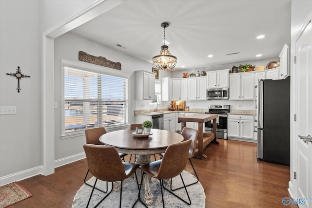 dining space with dark wood-style flooring, recessed lighting, visible vents, a chandelier, and baseboards