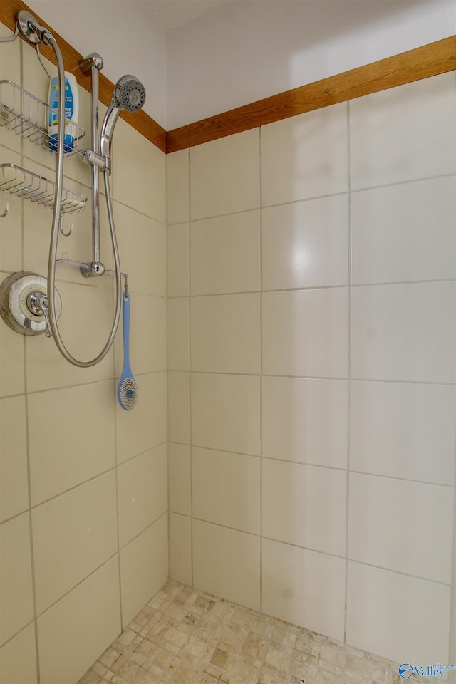 bathroom featuring a tile shower