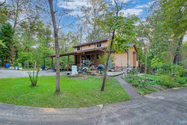 view of front of home featuring a front lawn and a carport