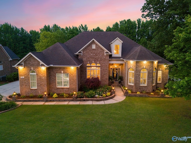 view of front facade featuring a lawn