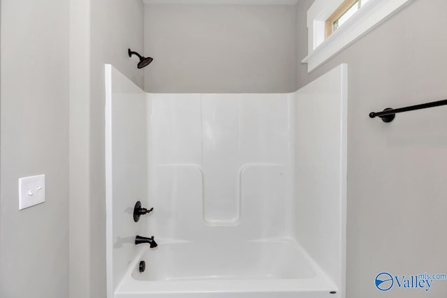 bathroom with bathtub / shower combination