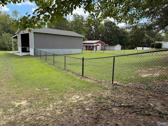 view of yard featuring a shed