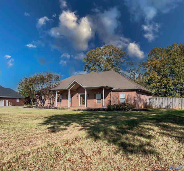 ranch-style home featuring a front lawn