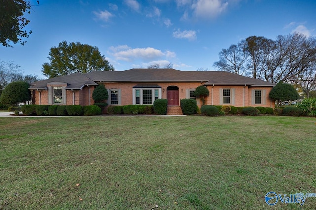 single story home featuring a front lawn