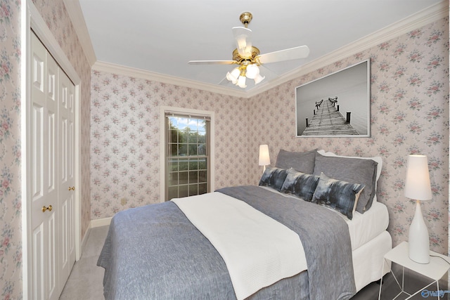 bedroom featuring ceiling fan, ornamental molding, and a closet