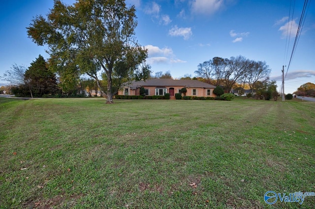 view of front of house featuring a front lawn