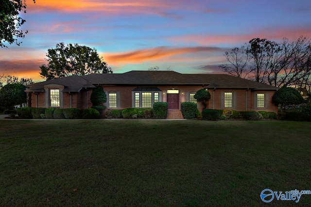 view of front of house featuring a yard