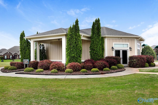 view of front of property featuring a front yard