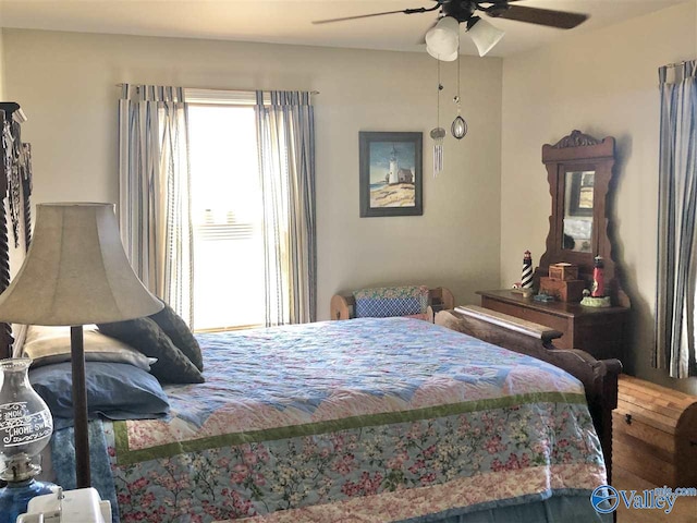 bedroom with ceiling fan