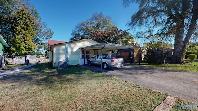 view of front of property featuring a carport and a front yard