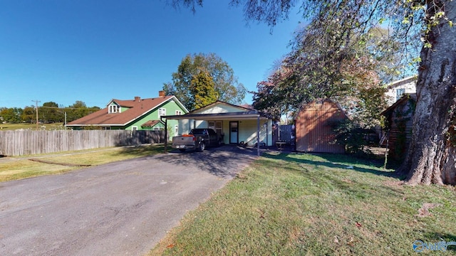 view of front of property featuring a carport and a front lawn